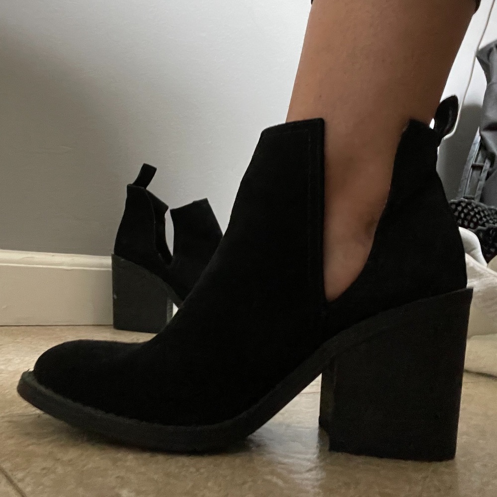 Steve Madden Sharini Black Suede V Slit Bootie 7